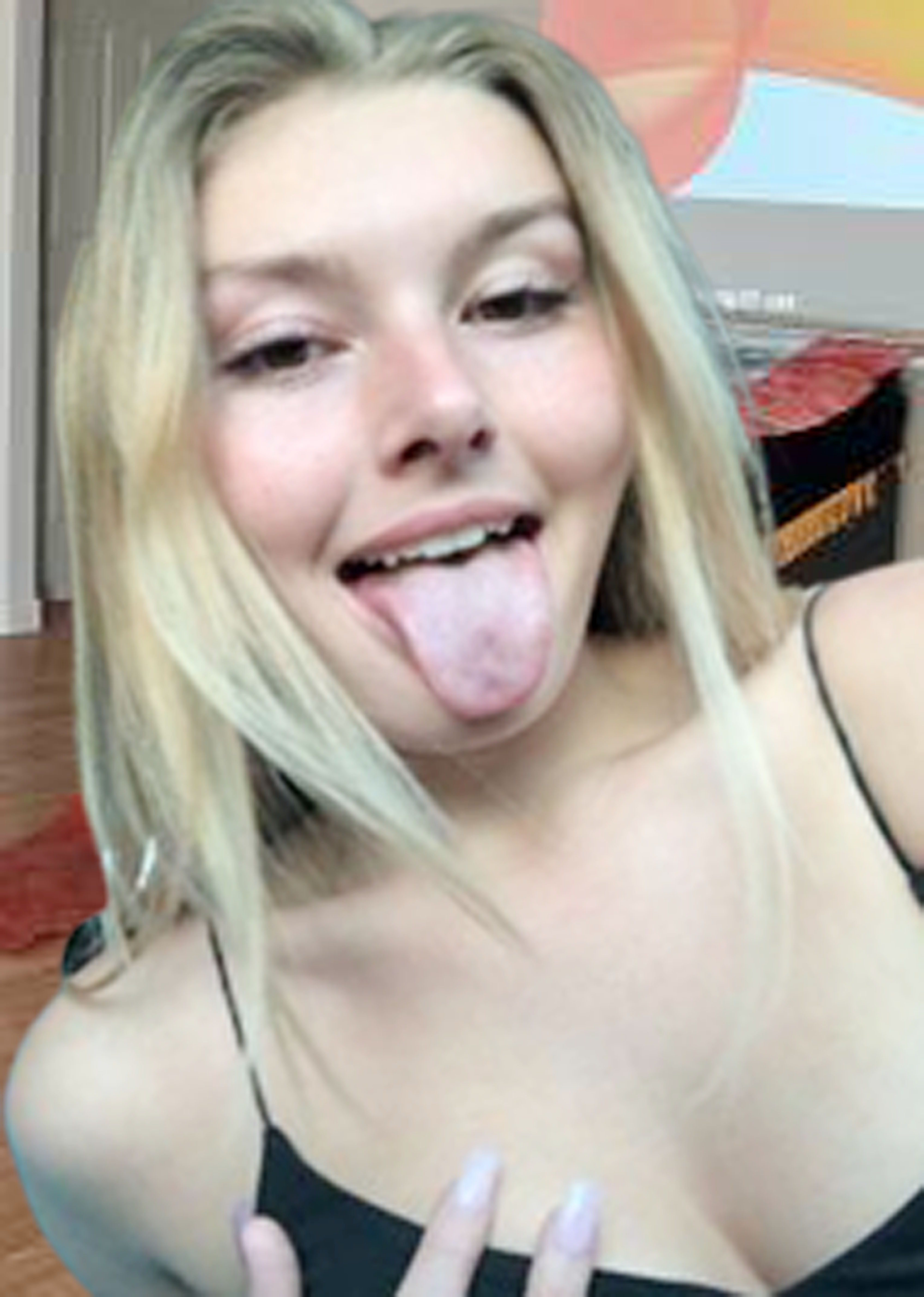 QUEENAXOXO Female,Tall,Blonde,German,Aussie